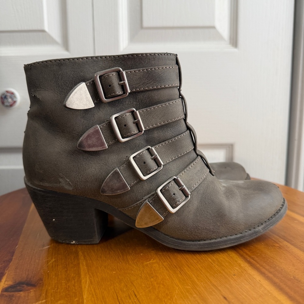 Jellypop Guatier faux leather ankle booties size 8.5